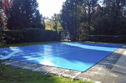 Piscina exterior con amarres fijos